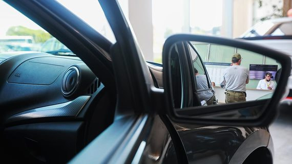 Продажи бурно росли в начале года на фоне восстановления экономики после первого пандемийного года, но с лета начали падать
