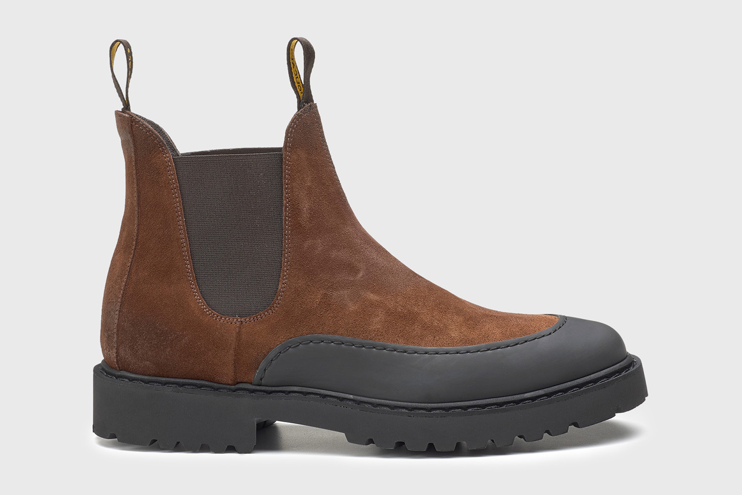 Классические ботинки челси оснащены ультралегкой и высокотехнологичной резиновой подошвой