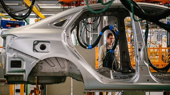 Продажи «АвтоВАЗа», как и большинства других концернов, из-за дефицита машин на российском рынке падают уже несколько месяцев подряд