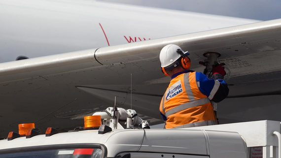 Авиакомпании хотят получать больше денег за дорогой керосин