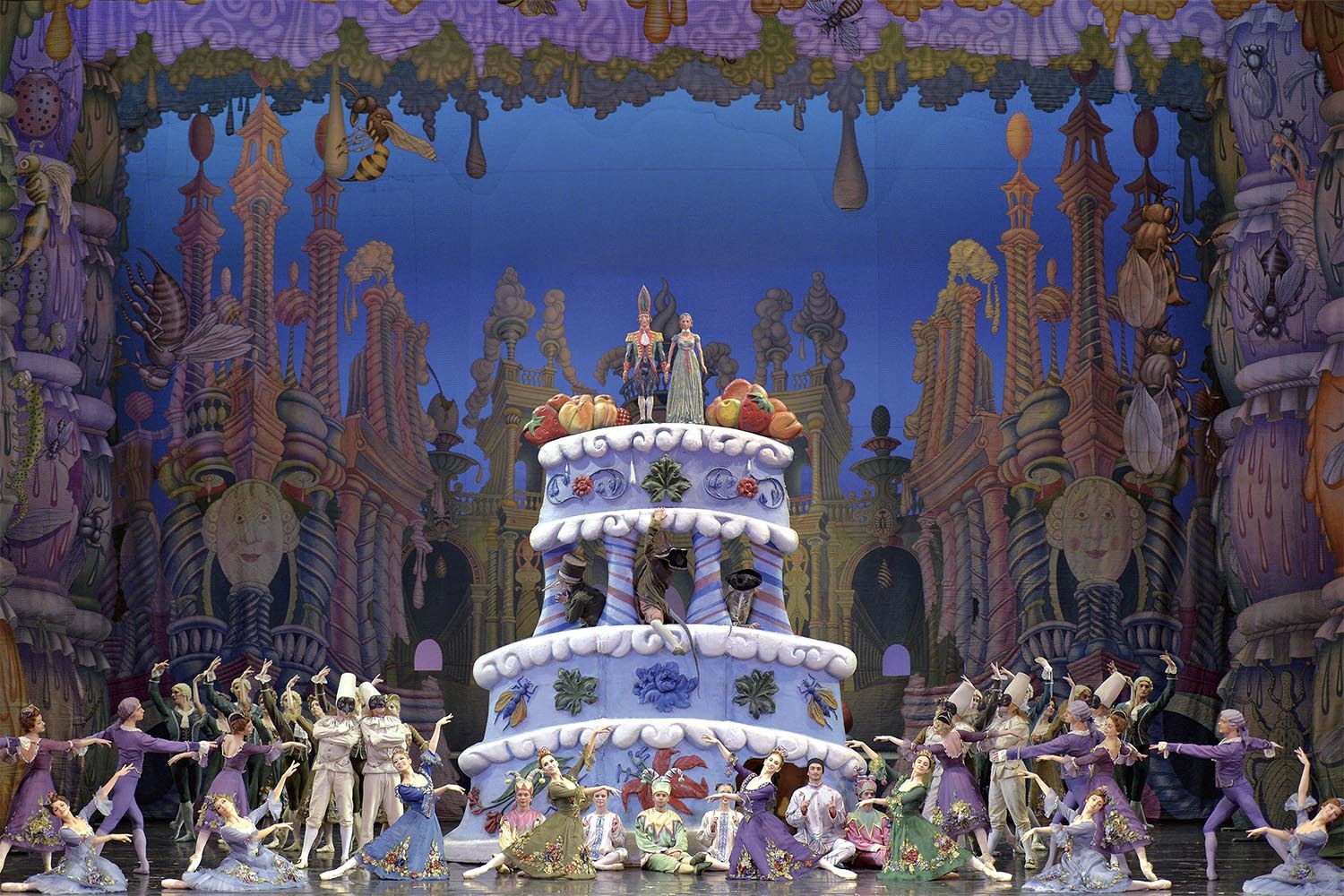 Сцена из балета «Щелкунчик» в Мариинском театре; декорации, костюмы и постановка – Михаил Шемякин