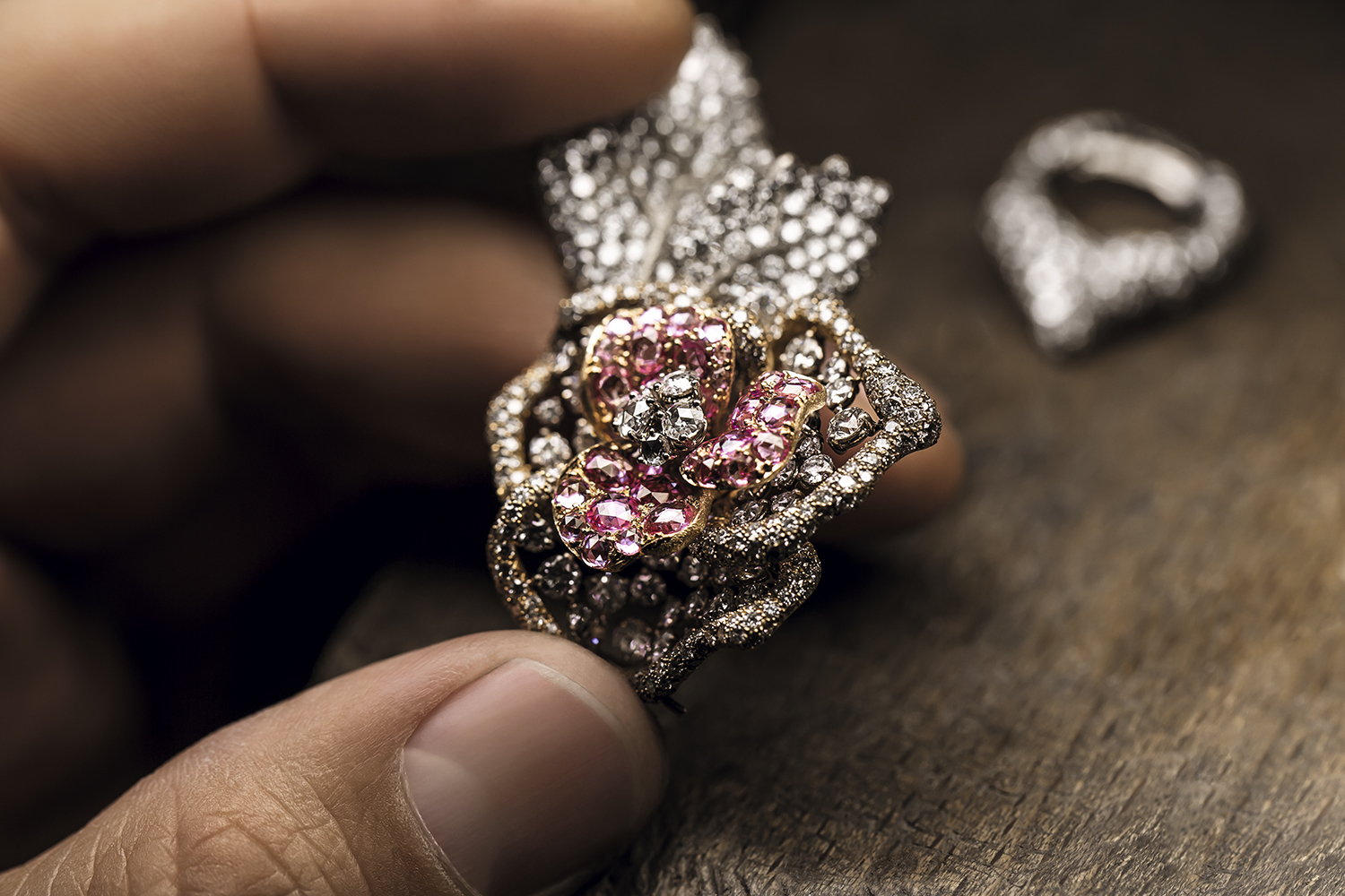 Креативный директор Dior Joaillerie Виктуар де Кастеллан уже не в первый раз создает разные виды драгоценных роз