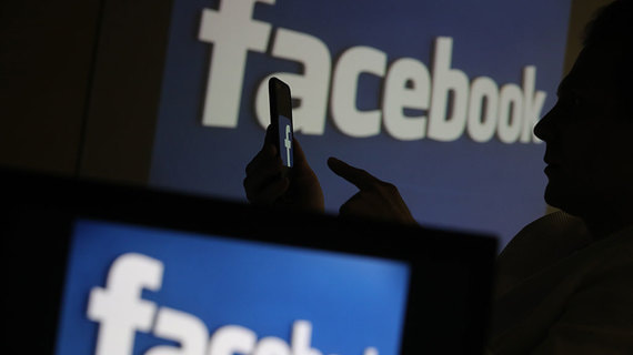 Facebook снова смягчил правила размещения рекламы криптовалют