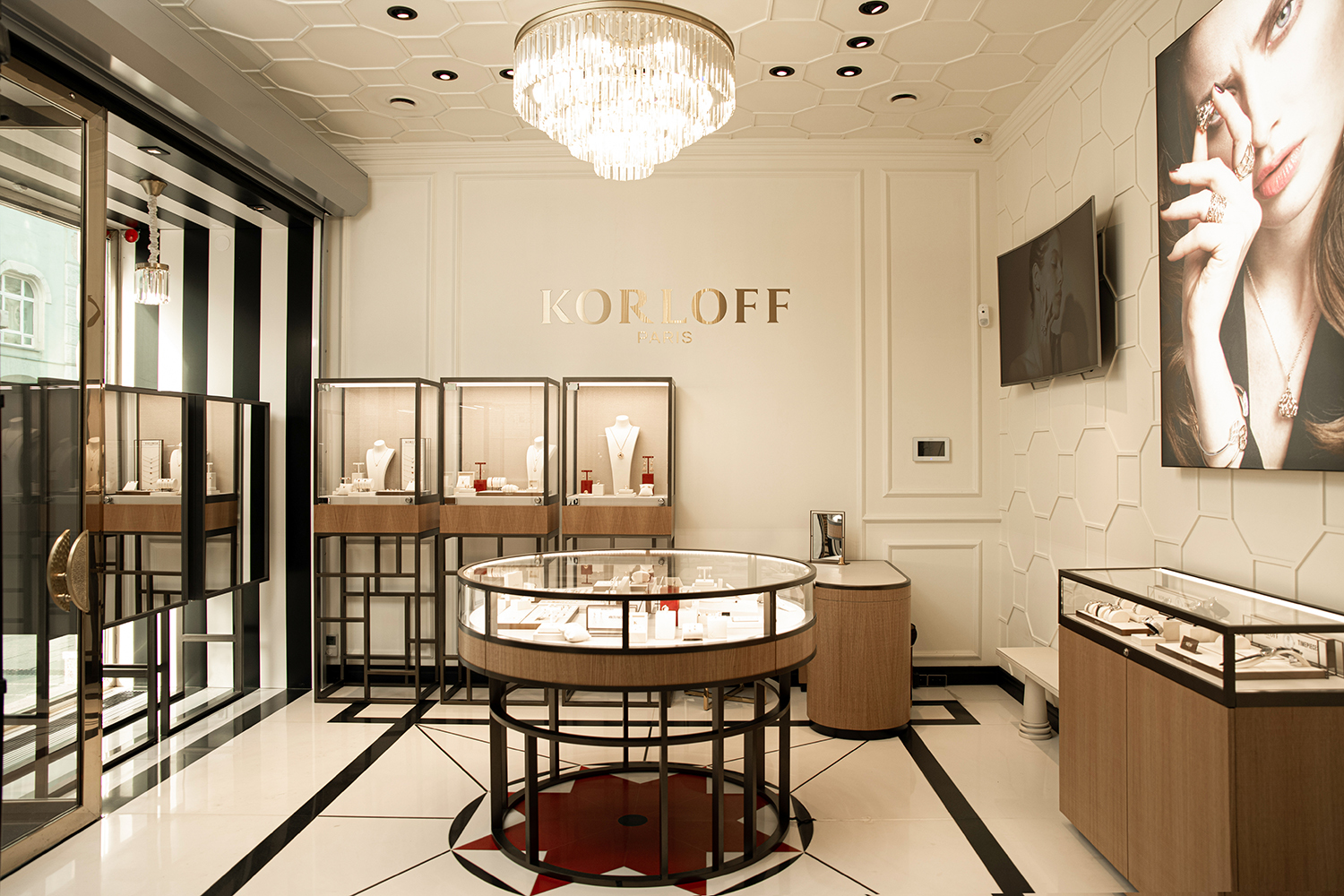 На витрине – последние коллекции украшений и часов Korloff