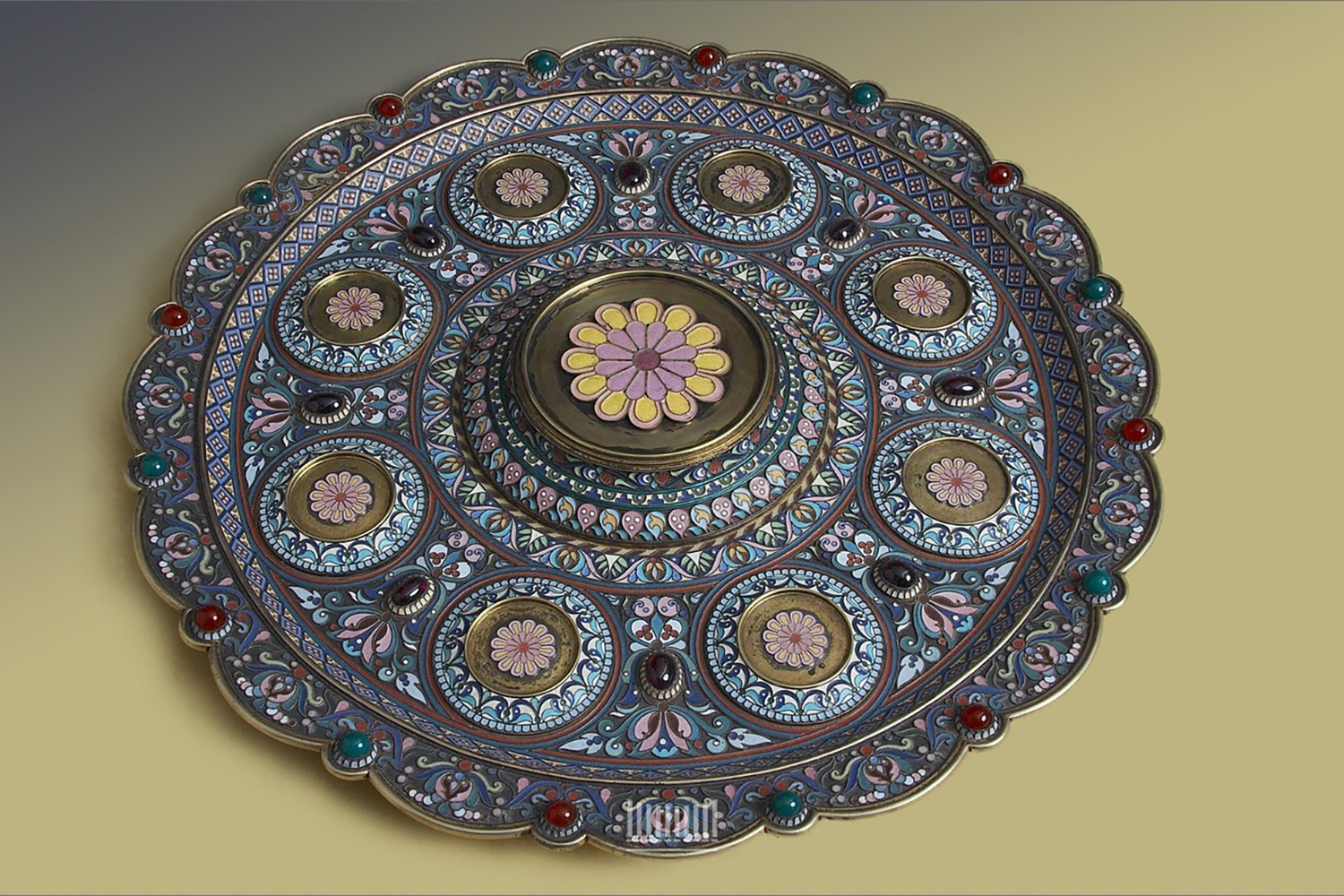Поднос, созданный ювелирами фабрики Павла Овчинникова
