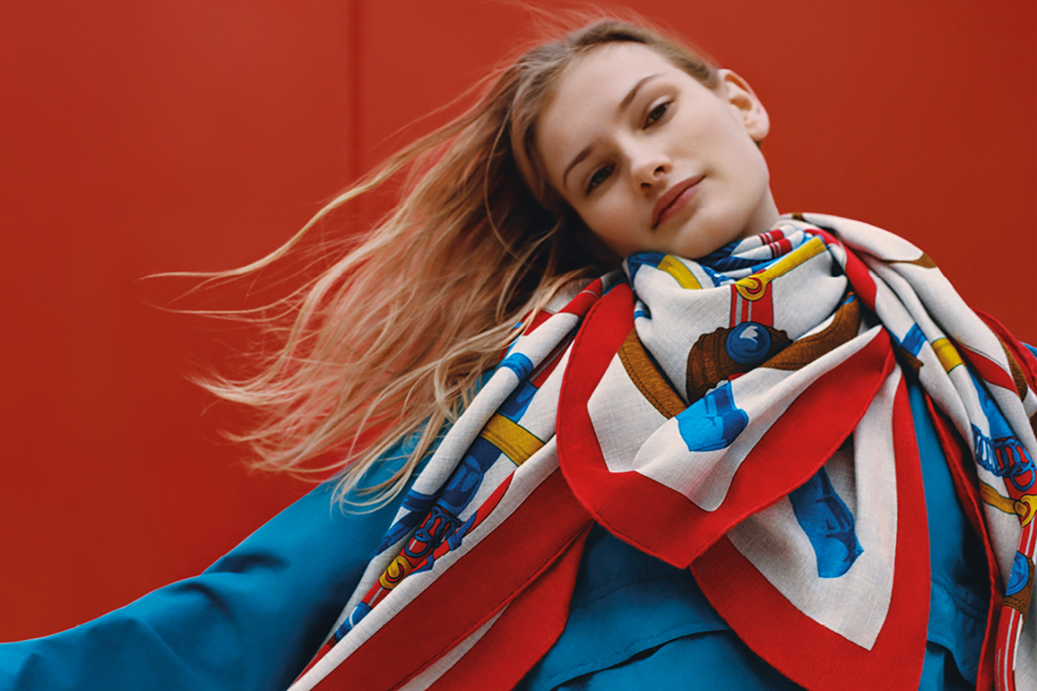 Помимо классических способов носить каре в Hermes предлагают сделать платок свободным акцентом 