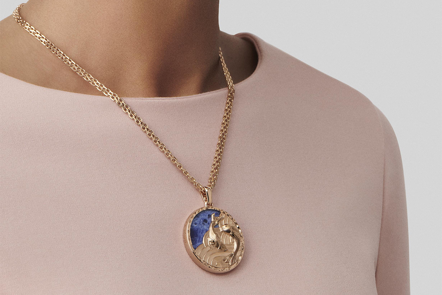 В Доме Van Cleef & Arpels переосмыслили собственный зодиакальный цикл и представили новые подвески-медальоны