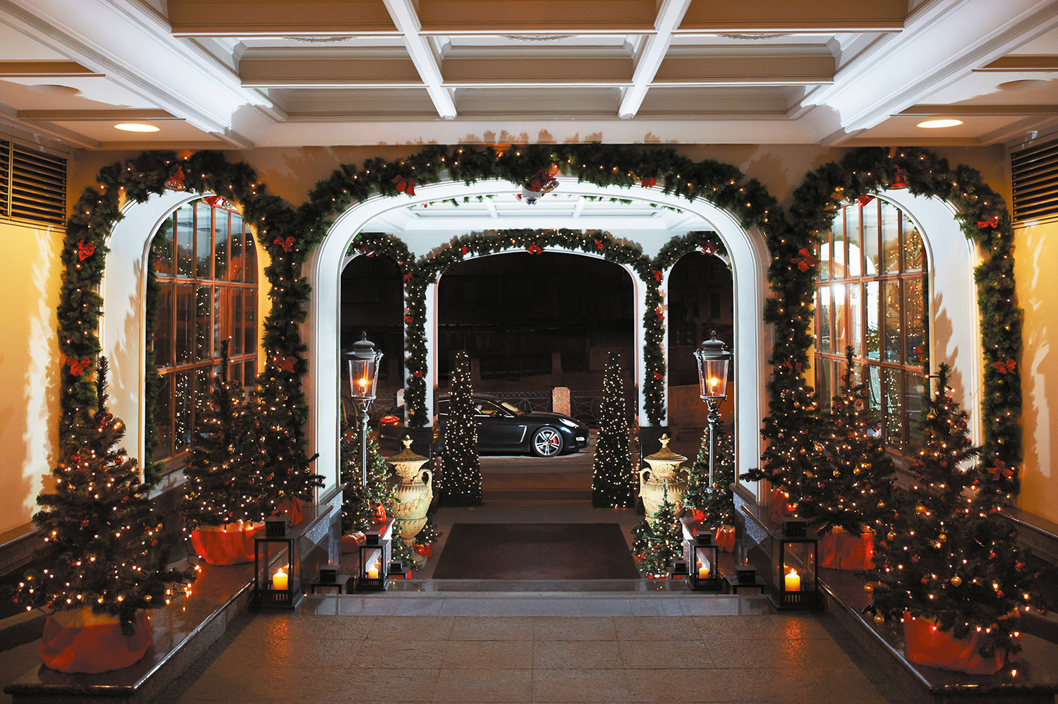 Украшенный к Новому году фасад отеля Kempinski Moika