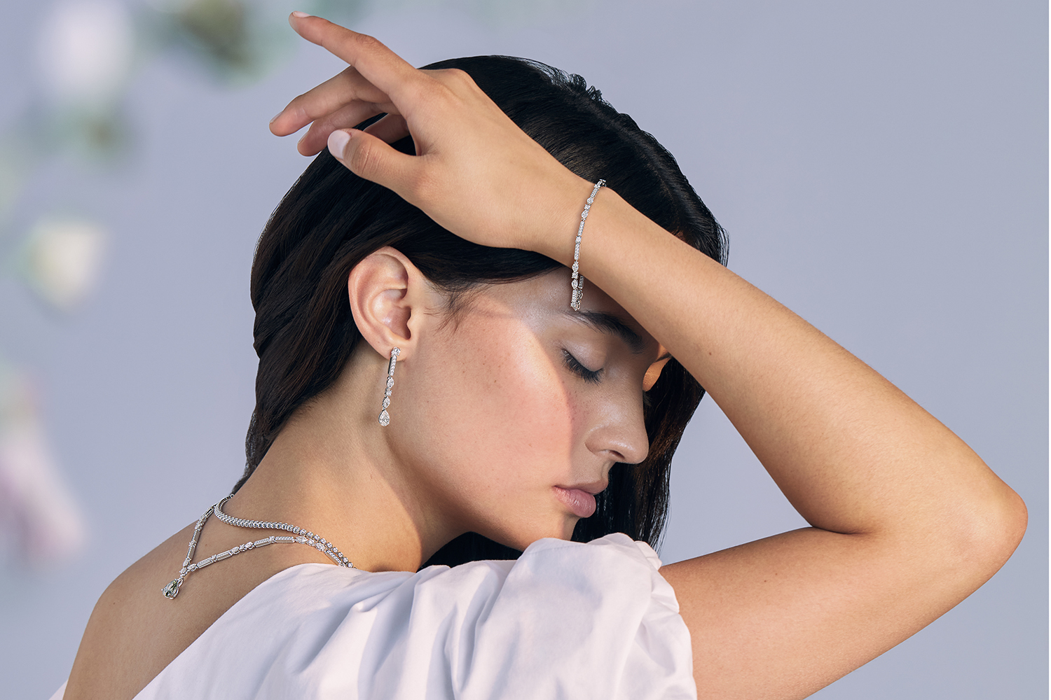 Дизайн колье, браслета и двух пар серег из коллекции Snow Dance создан по образцу морозных узоров 