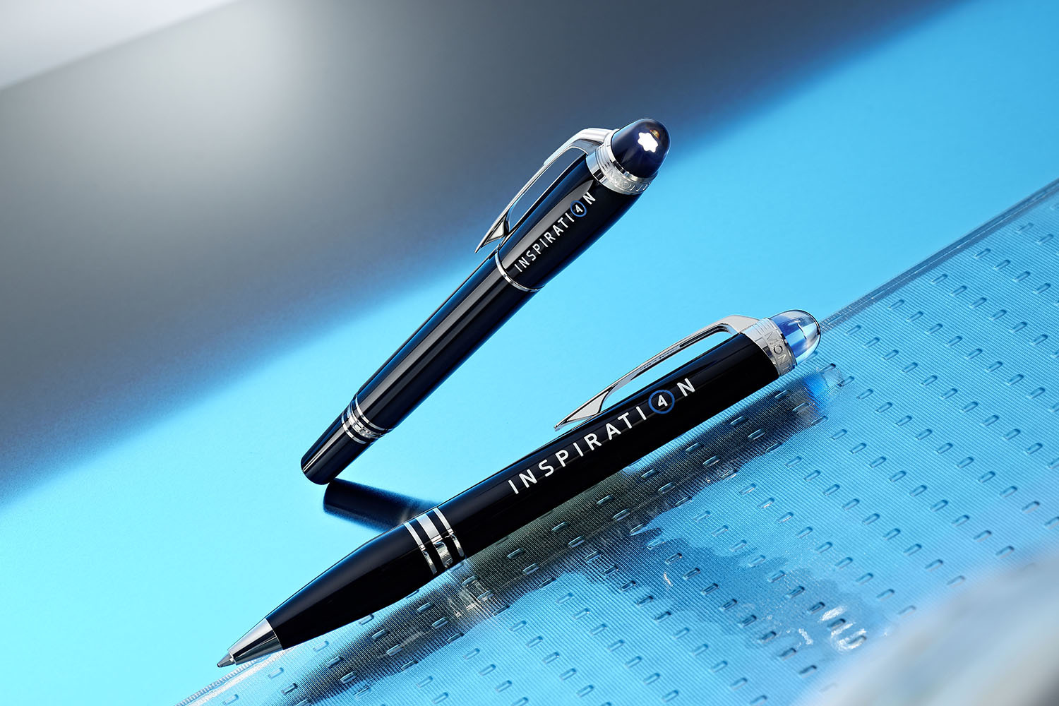 Пишущие инструменты StarWalker с прозрачным куполом над эмблемой Montblanc дополнены надписью Inspiration4