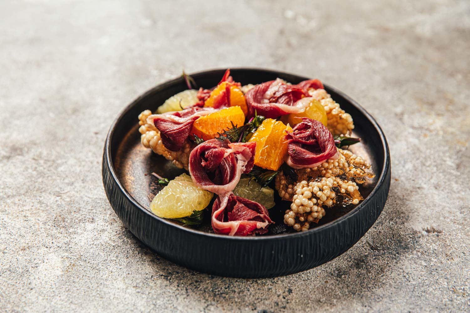 Перемешивать ингредиенты следует деликатно, чтобы не помять листья руколы, но при этом придать салату объем