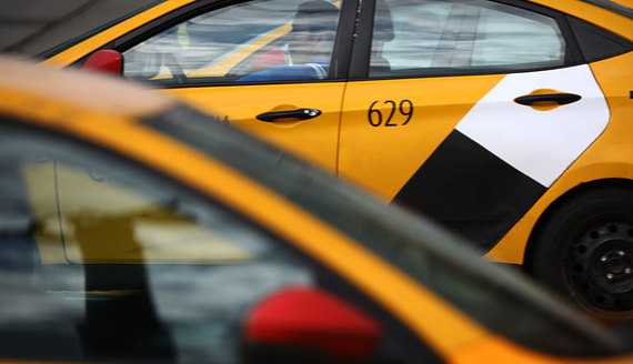 Bank of America зафиксировал рост цен на такси в России