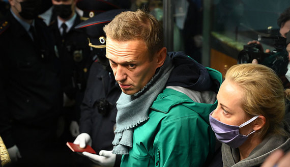 Власти превратили прилет Навального в квест