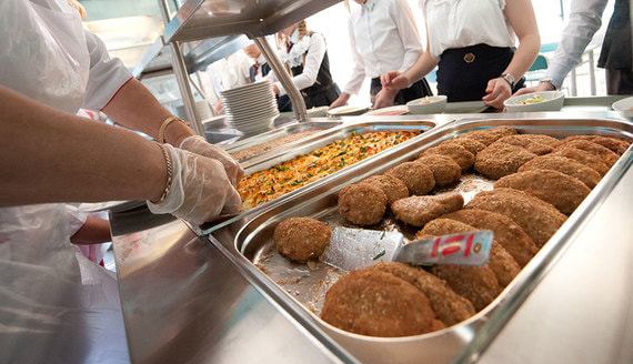Генпрокурор поручил проверить организацию питания в школах по всей России
