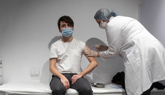 Больше половины россиян одобряют вакцинацию от COVID, по опросу ВЦИОМа