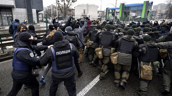 Националисты пытались штурмовать здание телеканала «Наш» в Киеве