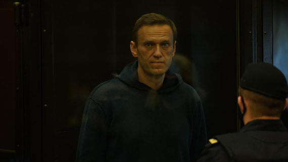 Навального привезут в суд для рассмотрения дела о клевете на ветерана