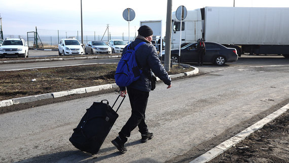 Песков заявил о временном пребывании беженцев с Донбасса в России
