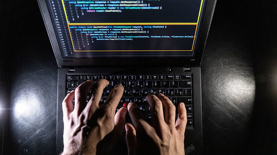 Роскомнадзор заявил о гибридной войне против России, включающей в себя кибератаки