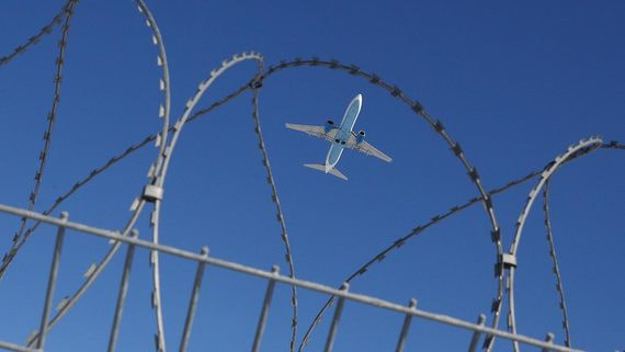 Авиакомпании России прекращают полеты за границу после арестов самолетов