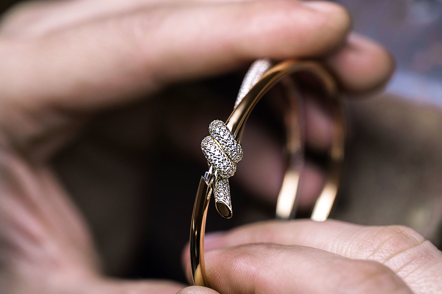 За видимой простотой дизайна украшений Tiffany Knot скрывается большая работа профессионалов и символический смысл