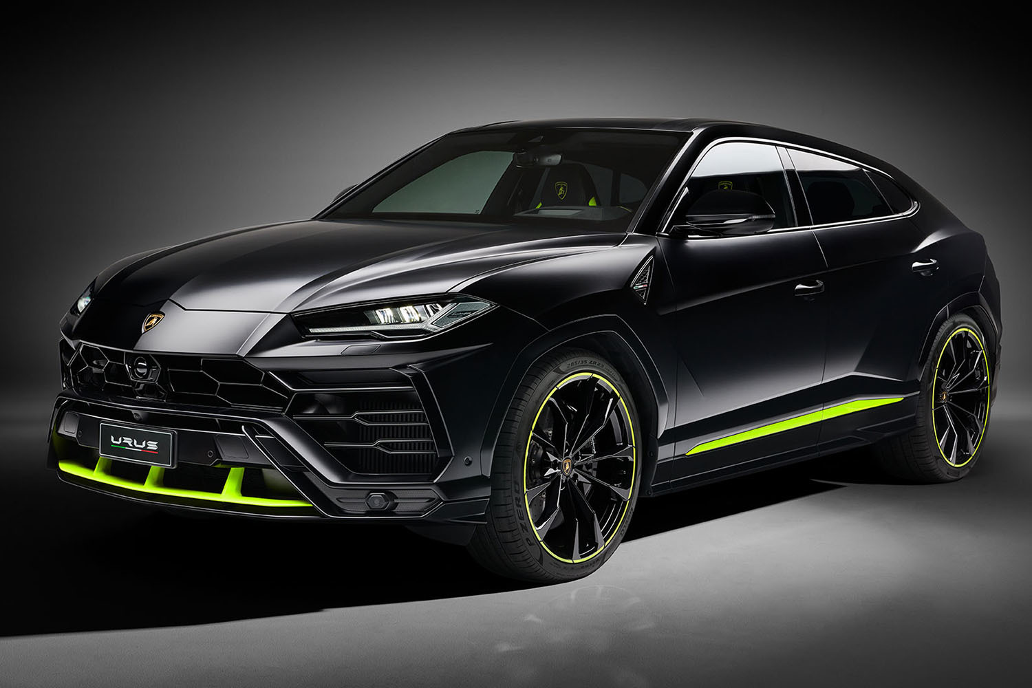 Популярность Lamborghini Urus объясняется в том числе и его стоимостью, отмечают аналитики