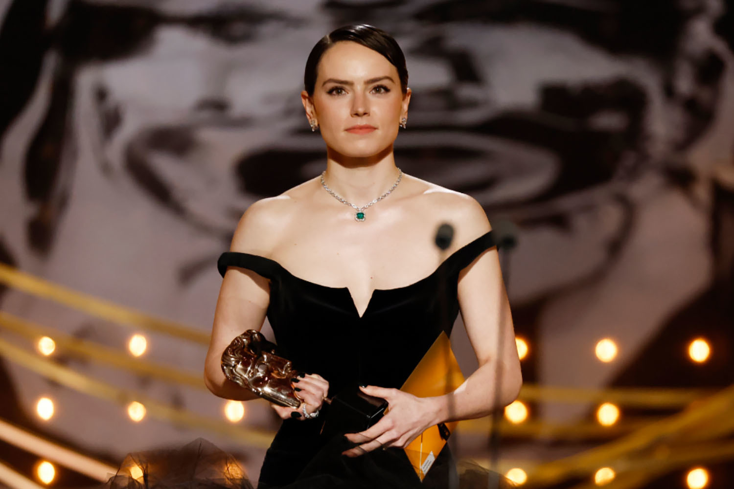 Актриса Дейзи Ридли в колье Bvlgari на церемонии вручения премии BAFTA 2022&nbsp; 