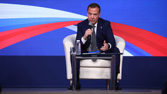 Медведев: ограничений для возвращений смертной казни в России больше нет