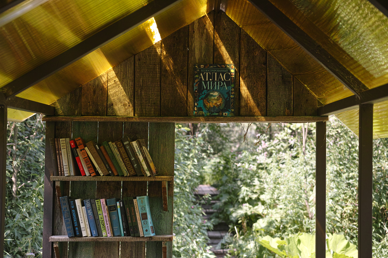 Акция «Подарки книгу» организована для  пополнения библиотек Обсерватории, Дома отшельника и Подполья на территории арт-парка