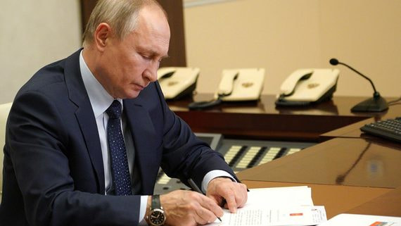 Владимир Путин запретил «Газпрому» принимать евро и доллары из ЕС