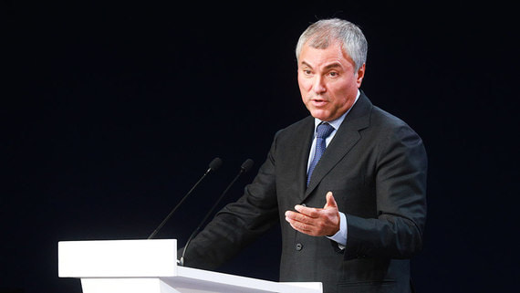 Предложение спикера Госдумы Вячеслава Володина подумать о процедуре лишения российских паспортов за «предательское» поведение встретило неоднозначный отклик