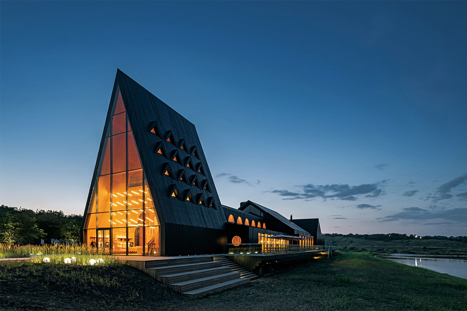 Центр гостеприимства в парке «Кудыкина гора» – это комплекс зданий с открытыми террасами