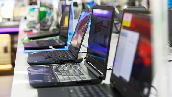 Продажи ноутбуков с начала года выросли почти на треть
