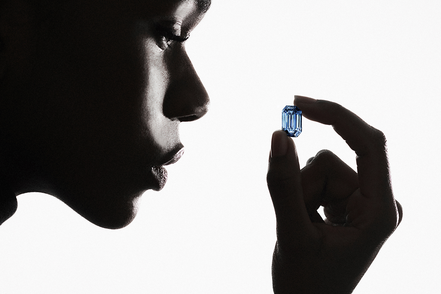 Бриллиант «Голубой Куллинан De Beers» весом 15,1 карата со стартовой ценой свыше $48 млн будет продан на аукционе Sotheby`s в Гонконге 