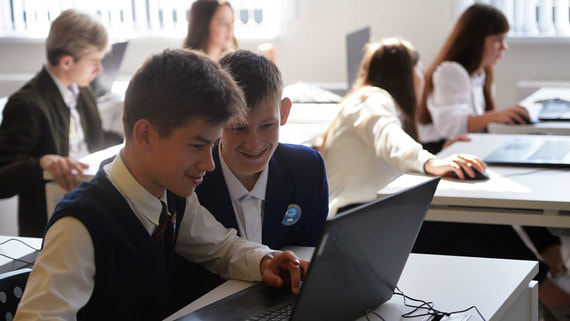 Российские школы с 1 января подключат к аналогам программ Microsoft