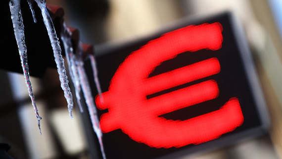 Евро опустился ниже 76 рублей впервые больше чем за два года