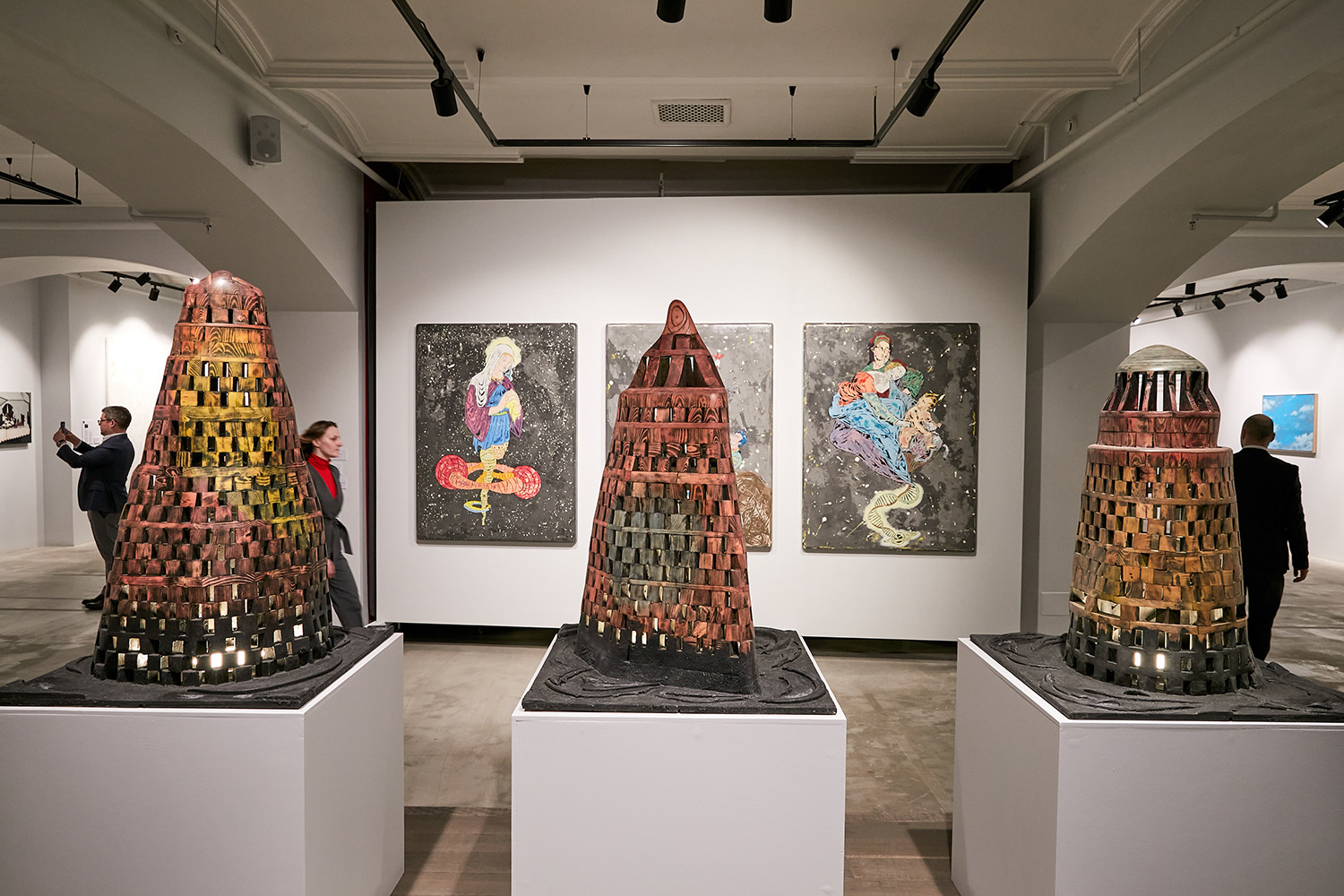 Объекты и живопись художника Гоши Острецова представляет галерея-организатор выставки ГУМ Red-Line