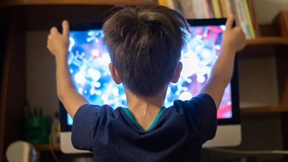 Онлайн-кинотеатры обяжут оградить детей от взрослого контента пин-кодами