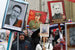 На фото: москвичи с плакатами