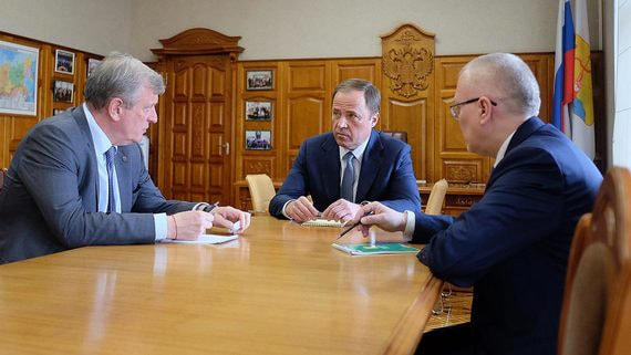 Временно исполняющий обязанности губернатора Кировской области Александр Соколов, полномочный представитель президента РФ в Приволжском Федеральном округе Игорь Комаров и бывший губернатор Кировской области Игорь Васильев (справа налево) после представления врио губернатора депутатскому корпусу, членам правительства, руководителям федеральных надзорных органов и правоохранительных органов в Правительстве Кировской области