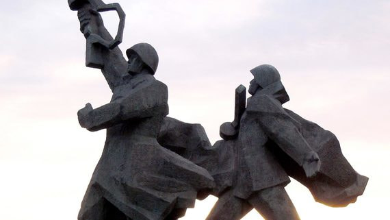 Почему Латвия снесет памятник воинам-освободителям