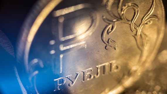 К Газпрому подан первый иск из-за требования платить за газ в рублях