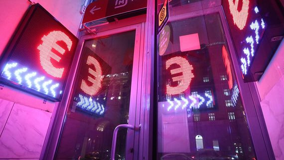 Опрошенные «Ведомостями» аналитики не исключают, что такой всплеск сделок может объясняться приходом на рынок евро и их конвертации в рубли по новой схеме оплаты за газ