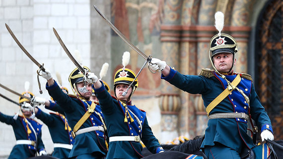 В Москве прошла церемония развода пеших и конных караулов Президентского полка