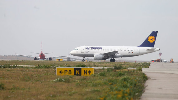 Lufthansa отменила около 900 рейсов из-за нехватки персонала
