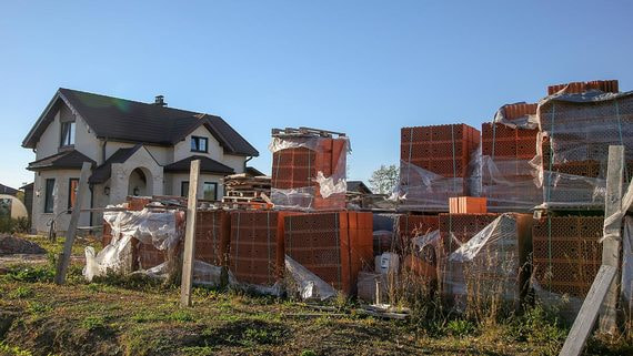 Какие товары ажиотажно скупают в России в начале летнего сезона