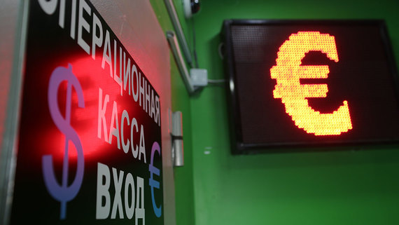 Евро приблизился к паритету с долларом. Что это значит?
