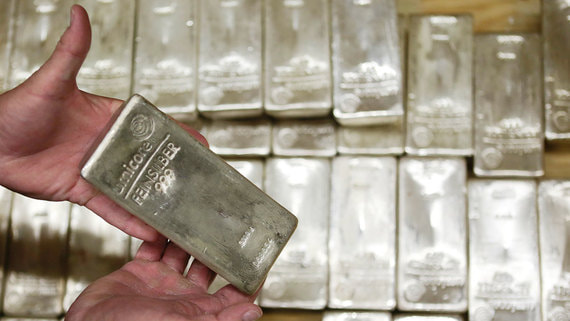 Цена на серебро на мировом рынке упала до минимума за два года