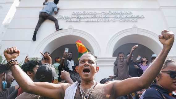 Многодневные протесты на Шри-Ланке: активисты штурмуют правительственные здания