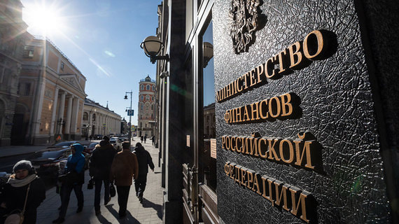 Минфин предложил обязать работающих за рубежом граждан платить налоги в России